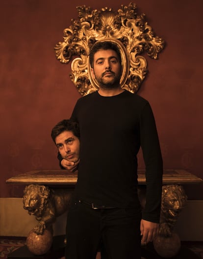 <b>Estopa</b> <p>Hace 20 años, estos dos hermanos de Cornellà de Llobregat (Barcelona), que trabajaban en un taller, quisieron grabar un álbum. El objetivo era llegar a 4.000 copias para renovar el contrato con la discográfica. Vendieron un millón. Dos decenios después, les siguen parando a cada paso para pedirles una foto. Mantenerse en el mercado, dicen, es su mayor logro y confiesan que su secreto es que les sigue emocionando escribir canciones. </p> _ <p><b>“Si tuviéramos que empezar ahora, subiríamos un vídeo a YouTube”</b></p>