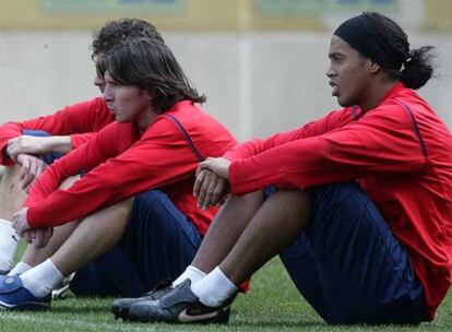 Ronaldinho junto a Messi en un entrenamiento del Barcelona