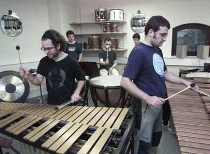 Alumnos en clase de percusión en el conservatorio Musikene en San Sebastián.