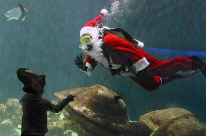 Un niño saluda a Santa Claus en el acuario en Dubuque, Iowa (EE UU), 8 de diciembre de 2013.