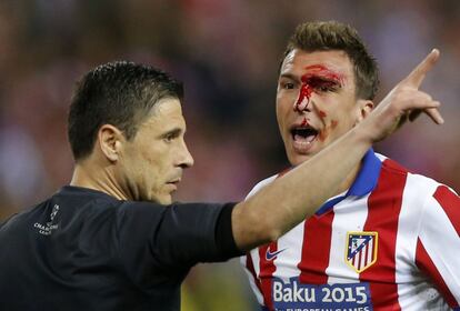En el 0-0 de la ida de cuartos de Champions la temporada pasada, Mandzukic se queja ante el árbitro serbio Milorad Mazic tras sufrir un duro golpe que le dejó la cara ensangrentada