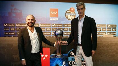 El presidente de la ACB, Antonio Martín, y el consejero de la CAM Jaime de los Santos en la presentación de la campaña de abonos de la Copa
