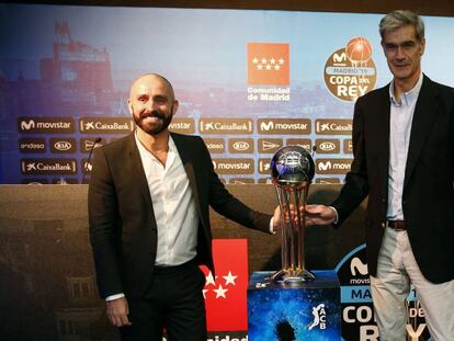 El presidente de la ACB, Antonio Martín, y el consejero de la CAM Jaime de los Santos en la presentación de la campaña de abonos de la Copa 
