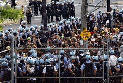 La policía agrupa a los manifestantes. Manifestantes y policía han protagonizado episodios violentos al término de una marcha por la paz, cuando algunos de los congregados se negaron a dispersarse pese a las peticiones de los cuerpos de seguridad.