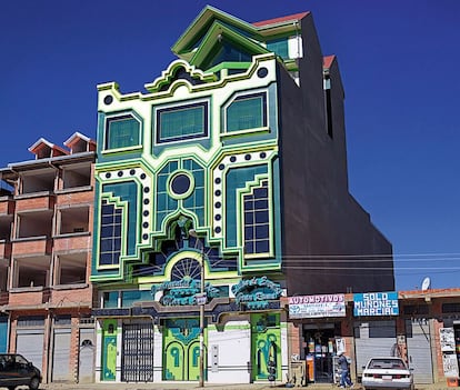 El neobarroco andino se materializa en vistosos edificios multicolores. Su estética desafía el paisaje árido de El Alto.