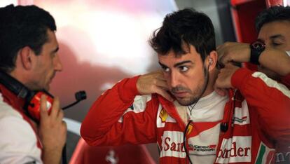 Fernando Alonso se prepara para la clasificación. 