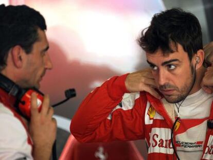 Fernando Alonso se prepara para la clasificación. 