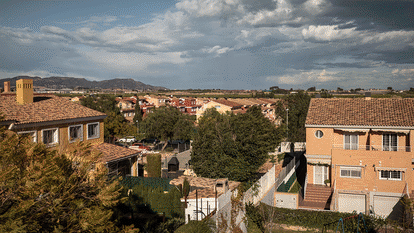 Familias voluntarias que participan en el proyecto científico: Belén Hinarejos y su hijo Roger, en Sabadell, y Maite Lemus y su hija Arantxa, en Valencia.