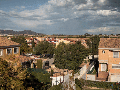 Familias voluntarias que participan en el proyecto científico: Belén Hinarejos y su hijo Roger, en Sabadell, y Maite Lemus y su hija Arantxa, en Valencia.