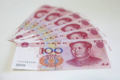 Varios billetes de 100 yuanes en Pek&iacute;n, China