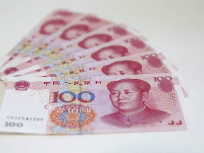 Varios billetes de 100 yuanes en Pek&iacute;n, China