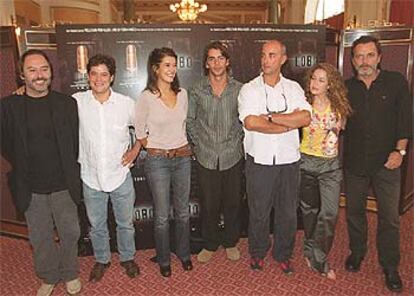 De izquierda a derecha, Santiago Ramos, Jorge Sanz, Melanie Doutey, Eduardo Noriega, el director Miguel Courtois, Silvia Abascal y José Coronado en la presentación del rodaje de <i>Lobo</i> ayer en San Sebastián.