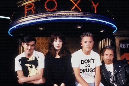 Stephen Morris, Gillian Gilbert, Bernard Sumner y Peter Hook, o sea, New Order, posan en el Roxy, en Londres, en 1986.