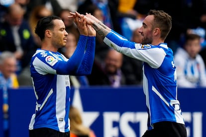 Raúl de Tomás celebra con Darder el gol del Espanyol ante el Mallorca.