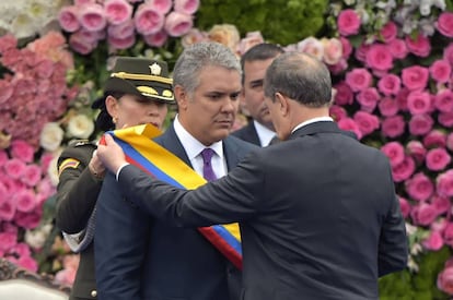 El nuevo mandatario de Colombia, Iván Duque, recibe la banda presidencial.