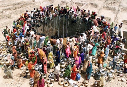 Un grupo de personas sacan agua de un pozo en Natwarghad, en el estado indio de Gujarat, en una imagen datada en junio de 2003. El 13% de la población humana tiene difícil acceso al agua y cerca del 40% carece de servicio de saneamiento adecuados, según datos de la Organización Mundial de la Salud.