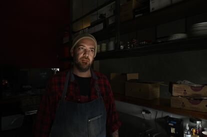 Leo Chajud, 43, chef de Sampa, posa para un retrato en la barra de su parrilla al paso, en Buenos Aires, Argentina, 21 de Julio, 2022. /Magalí Druscovich