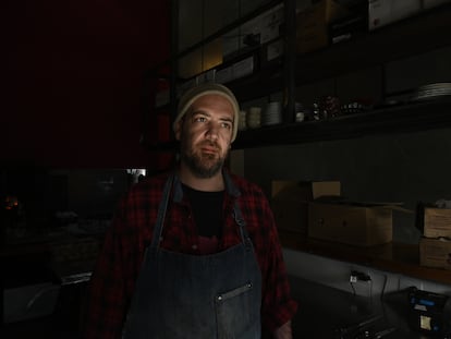 Leo Chajud, 43, chef de Sampa, posa para un retrato en la barra de su parrilla al paso, en Buenos Aires, Argentina, 21 de Julio, 2022. /Magalí Druscovich