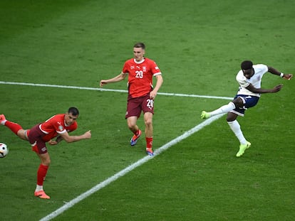 Saka golpea a portería en el gol del empate de Inglaterra ante Suiza este sábado en Dusseldorf.