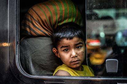 Un refugiado sirio mira desde el interior de un autob&uacute;s tras haber sido recogido por la polic&iacute;a turca para prevenir la mendicidad infantil en las calles de Estambul. 