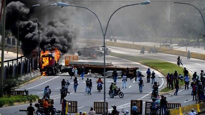 Un camión arde frente a la base aérea militar de La Carlota durante las protestas de los activistas de la oposición venezolana.