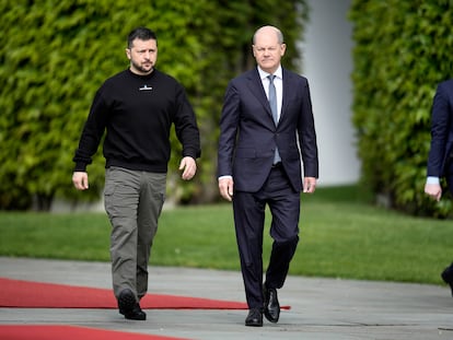 El presidente ucranio, Volodímir Zelenski, camina con el canciller alemán, Olaf Scholz, este domingo en Berlín.
