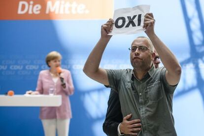 Un partidario del no en el referéndum griego irrumpe en un acto de la CDU con la canciller Angela Merkel celebrado en Berlín el pasado sábado.