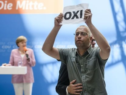 Un partidari del no en el referèndum grec irromp en un acte de la CDU amb la cancellera Angela Merkel celebrat a Berlín dissabte passat.