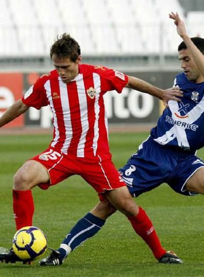 Corona protege el balón ante Ricardo.