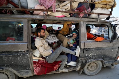 Una familia palestina abadona su hogar, tras una orden de evacuación del ejército israelí, este martes en el norte de Gaza.