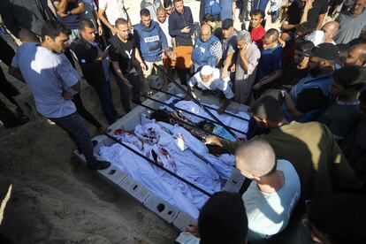 Varias personas asisten a la ceremonia fúnebre de la esposa, el hijo y la hija del periodista Wael Al Dahdouh, este jueves, tras el ataque a su casa en el campo de Nuseirat, en el centro de Gaza, donde se habían refugiado tras ser desplazados.