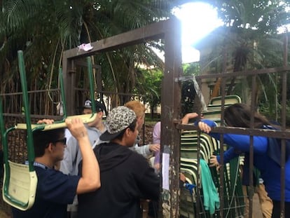 Alunos do Fernão Dias voltam à escola após uma manifestação.