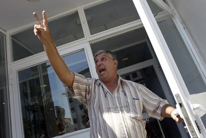 Ricardo González, uno de los 11 presos excarcelados, ayer ante el hotel de Madrid en que se alojan.