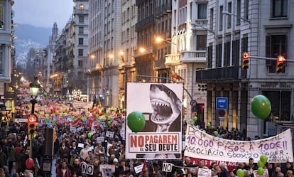 Los manifestantes, ayer, a la caída de la tarde, a su paso por la Via Laietana.