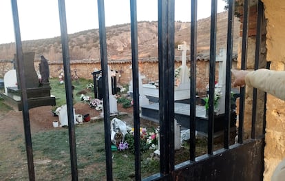 Cementerio de Andaluz (Berlanga de Duero, Soria), este martes. 