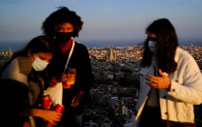 Un grupo de jóvenes durante un botellón al atardecer, en Barcelona.