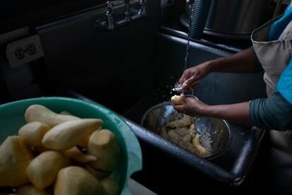 Una cocinera pela apio en el comedor del Colegio Nuestra Señora del Encuentro.