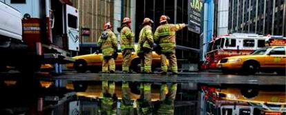 Técnicos del servicio de emergencia de Nueva York inspeccionan los alrededores del Madison Square Garden.
