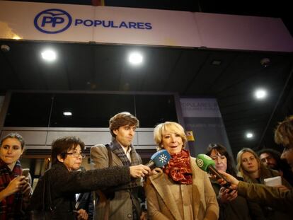 Esperanza Aguirre talks at an improvised press conference outside Madrid Popular Party headquarters.