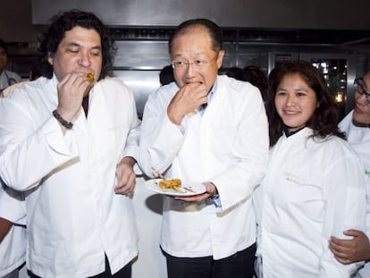 El presidente del Banco Mundial, Jim Yong Kim (en el centro), y el chef peruano Gast&oacute;n Acurio (a la izquierda) comen &quot;picarones&quot;, un postre t&iacute;pico peruan en el restaurante &quot;Astrid y Gast&oacute;n&quot;, en el distrito de San Isidro, en Lima (Per&uacute;)