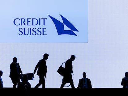 El consejero delegado de Credit Suisse, Ulrich Koerner, tercero por la derecha, abandona la junta de accionistas de la entidad, celebrada el pasado 21 de abril en Zurich.