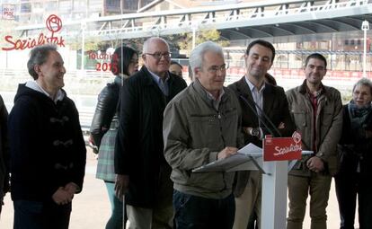 Carlos Totorika se dirige a los asistentes a su presentación como candidato del PSE-EE a diputado general de Bizkaia.