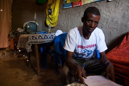 Promotor de salud y vacunador voluntario en Kamacupa (Angola). Además, colaboran en la realización de estudios y encuestas, para conocer el nivel de conocimiento de salud de los miembros de su comunidad. Esto permitirá definir los mensajes a transmitir en las campañas de sensibilización.