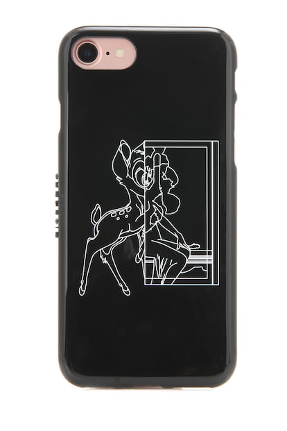 Bambie sigue presente en el imaginario de Givenchy y se marca un cameo en esta funda negra (90 euros).