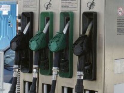 Un Joven pone gasolina a su coche