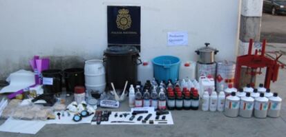 Material intervenido por la policía en una finca de Utrera, donde ocho personas trataban droga que luego vendían por Internet.