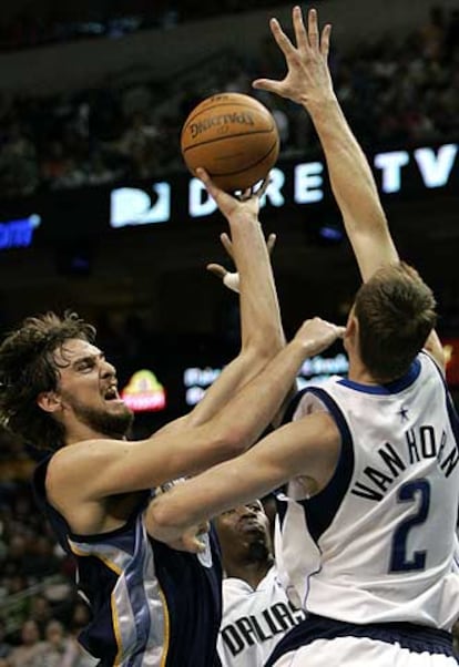 Gasol intenta lanzar a canasta ante la oposición de Van Horn, de los Mavericks de Dallas.