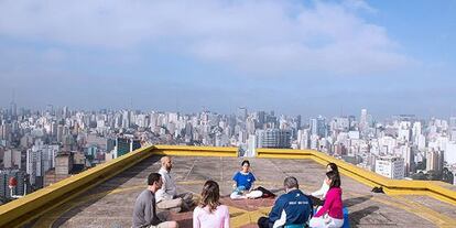 Medita&ccedil;&atilde;o no edif&iacute;cio Martinelli.