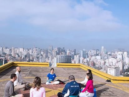 Medita&ccedil;&atilde;o no edif&iacute;cio Martinelli.