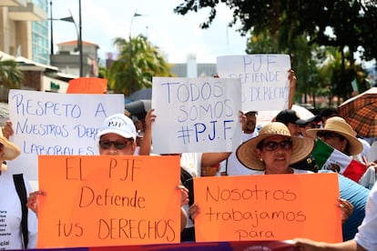 Trabajadores del Poder Judicial, durante una protesta en Acapulco, el pasado 22 de octubre.